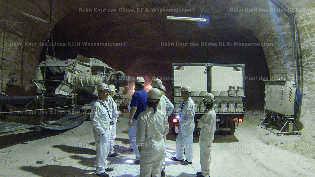 Kaliwerk Grubenfahrt-0213099 | Ein Arbeitsplatz tief unter der Erde---Als Fotograf durfte ich viele außergewöhnliche Orte kennenlernen. Einer der beeindruckendsten war das Kaliwerk Zielitz. Während viele Menschen von einer Safari in Afrika träumen, führte mich mein Beruf dorthin, wo nur wenige Menschen jemals hinkommen werden– tief unter die Erde.---Die besondere Atmosphäre unter Tage haben mich nachhaltig beeindruckt. Dort unten herrschen völlig andere Dimensionen, als man sie sich an der Oberfläche vorstellen kann.---In solchen Momenten wird mir immer wieder bewusst, wie dankbar ich für meinen Beruf sein kann. Die Fotografie hat mir Türen geöffnet, die für viele Menschen verschlossen bleiben. Ich durfte Orte entdecken, besondere Menschen kennenlernen und Einblicke gewinnen, die weit über das eigentliche Fotografieren hinausgehen. Danke Nicole - Realisiert mit Pictrs.com
