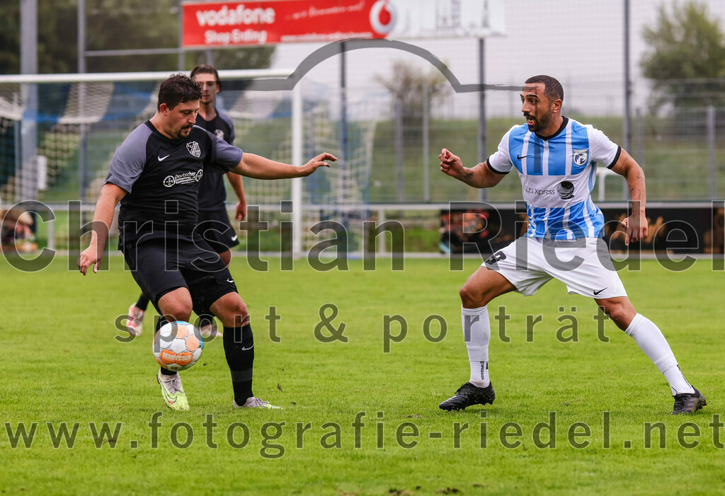 2023-08-05_097_FC_Langengeisling_gegen_SVN_Muenchen | Erding, Deutschland, 05.08.2023:
Fußball, Bezirksliga Oberbayern Ost 2023 / 2024, 2. Spieltag, FC Langengeisling gegen SVN München, Endergebnis: 1:3

Florian Rupprecht (FC Langengeisling, #39), Cenk Imsak (SVN München, #29)

Foto: Christian Riedel / fotografie-riedel.net