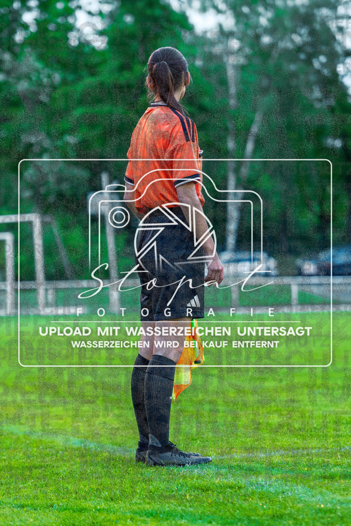 Bezirksliga Herren LG - TV Jahn Schneverdingen II vs. Buchholzer FC | Lina-Talea Renner (Schiedsrichterassistentin); Bezirksliga Herren LG - TV Jahn Schneverdingen II vs. Buchholzer FC am 15.05.26 in Osterwald-Stadion, Schneverdingen - Realisiert mit Pictrs.com