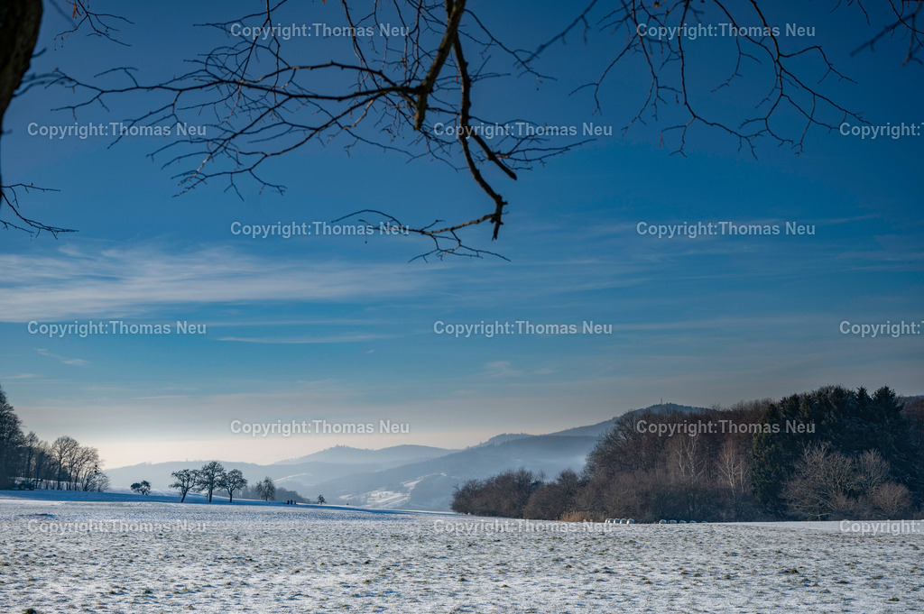 DSC_9855 | Lautertal, Raidelbach, Wintersonne und Spaziergänger bei bestem Winterwetter und Wintersonne, Blick vom Parkplatz Drei Linden in Raidelbach in Richrtung Bergstraße, rechts der Melibokus und in der Mitte das Auerbacher Schloß, ,, Bild: Thomas Neu