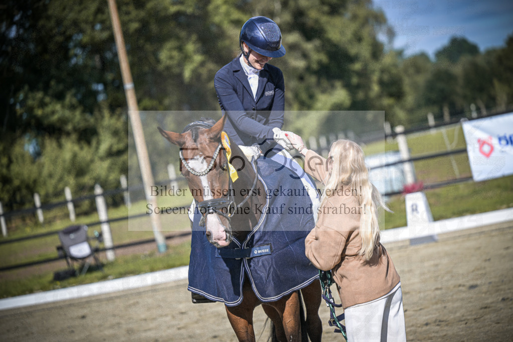 DOS_0036 | Entdecke hochwertige Reitturnierfotos von Foto Oger. Professionell, emotional und authentisch – jetzt Lieblingsmomente im Shop bestellen.Deutschlandweite Turnierfotografie. - Realisiert mit Pictrs.com