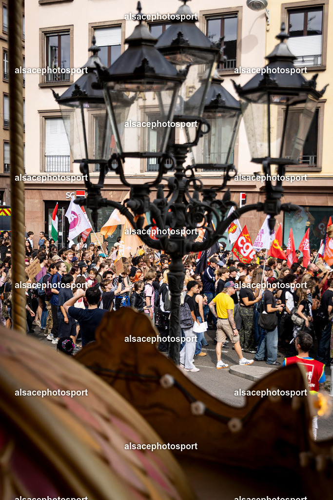 _B7A6909 | Manifestation des agents de la fonction publique a Strasbourg, le 29 septembre 2026, dans le cadre d'une journee nationale de greve et de mobilisation. Le cortege est parti de la place Kleber et a defile dans les rues du centre-ville avant de rejoindre la place de la Republique. - Realisiert mit Pictrs.com