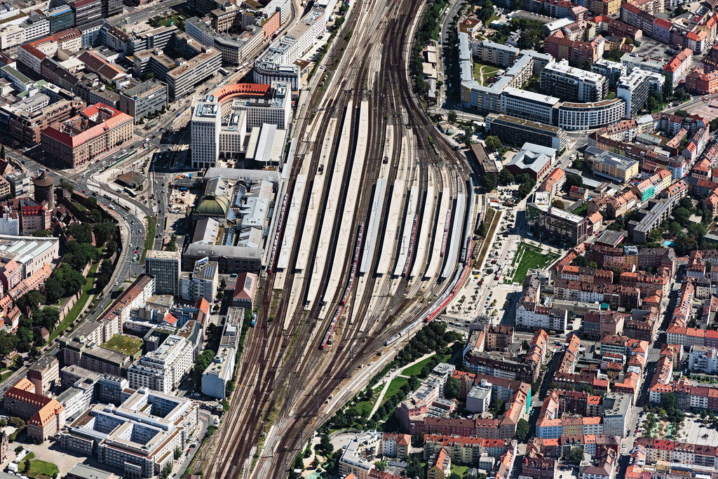 dr__0071342.jpg | NüRNBERG 12.08.2021 Gleisverlauf und Gebäude des Hauptbahnhofes der Deutschen Bahn in Nürnberg im Bundesland Bayern, Deutschland. Weiterführende Informationen bei: Deutsche Bahn AG. // Track progress and building of the main station of the railway in Nuremberg in the state Bavaria, Germany. Further information at: Deutsche Bahn AG. Foto: Daniel Reiter