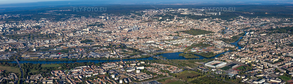 Vue aérienne: Vue panoramique de la ville, y compris les quartiers périphériques et le centre-ville. à le quartier Gambetta Carmes Faiencerie in Nancy dans le département Meurthe et Moselle, France.Photo: IMG_117860-Pano.jpg prise le 14/09/2019 par Werner Riehm/FLY-FOTO.euRésolution de l'original: 11806 x 3392 px