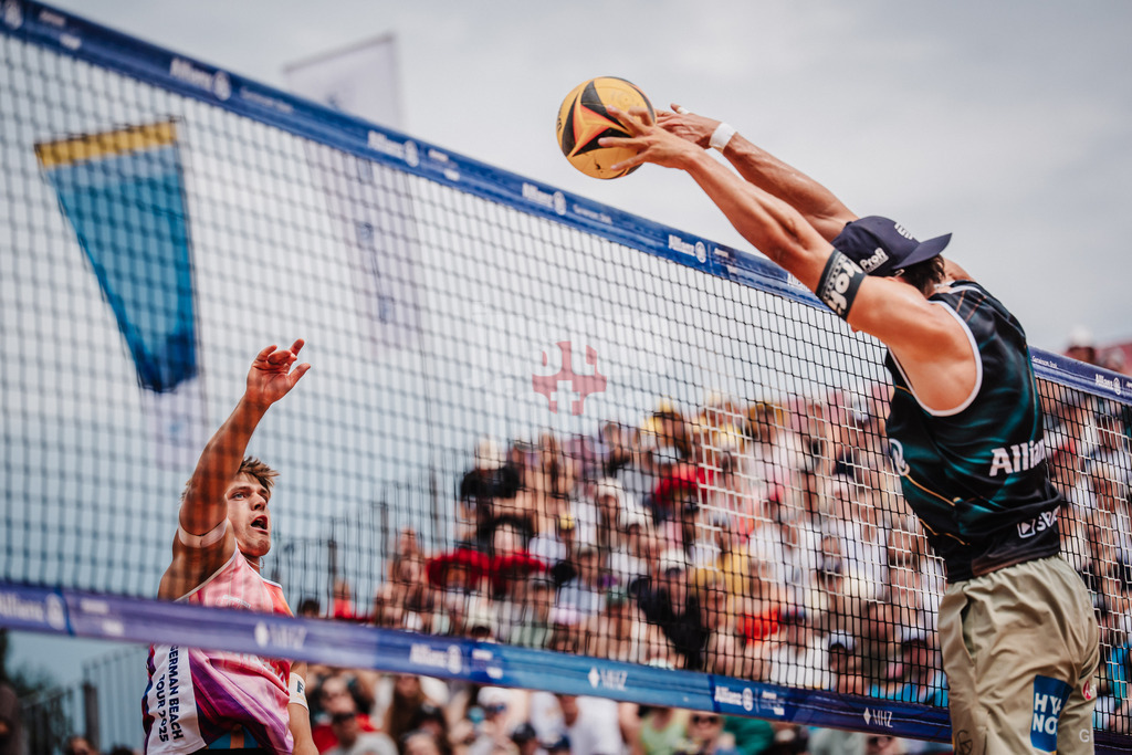 Beachvolleyball | Männer | Allianz German Beach Tour 2025 | Tourstop München | 06.07.2025 | v.l. Luis Kubo gegen Laurenc Grössig