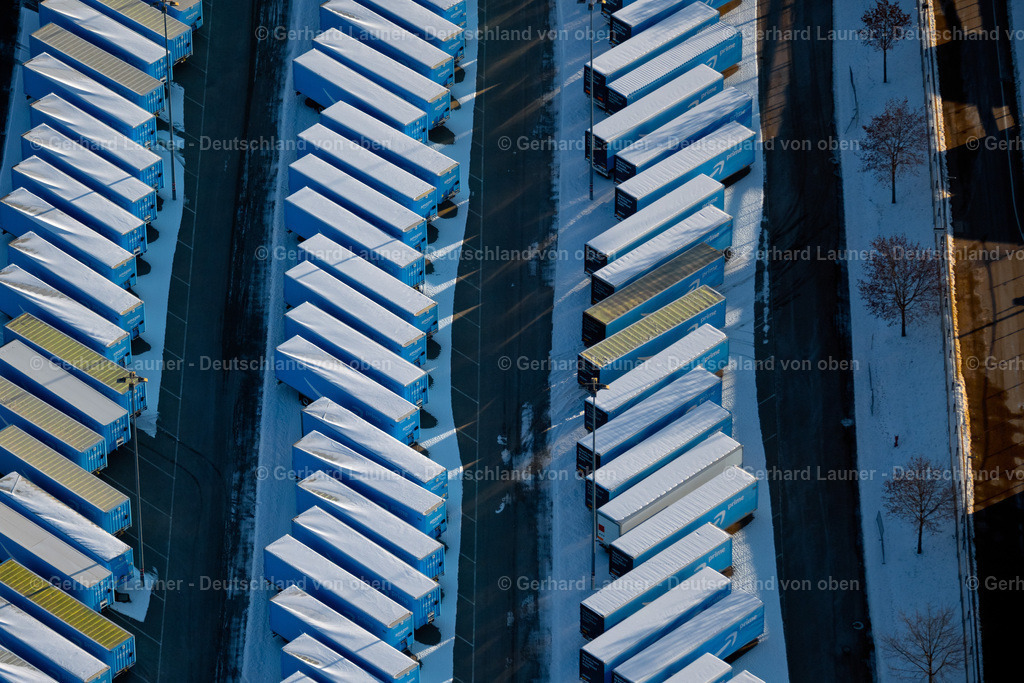 4043035 | Lkw's am Amazon Auslieferungslager am Flughafen Stuttgart