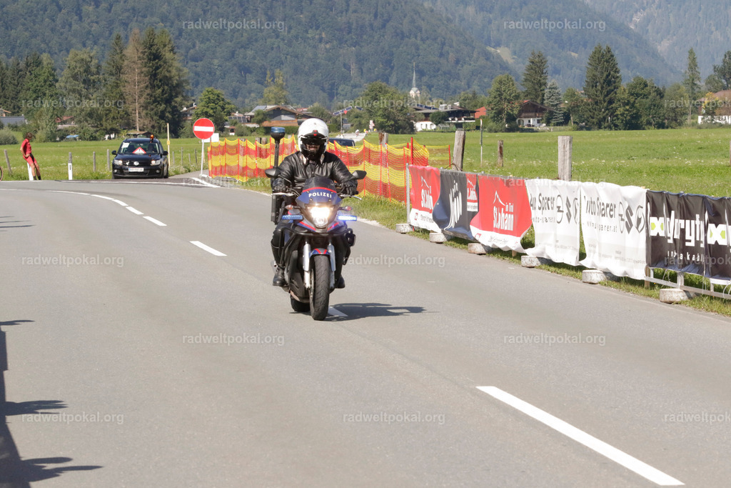1179_20230817_Bewerb_Maenner_Muehlanger | AUT - OESTERREICH, 2023-08-16: SPORT RENNRAD-FAHREN - 55. INTERNATIONALER RADWELTPOKAL IN ST. JOHANN IN TIROL  - Vintage-Radrennen mit WM-Bronze-Medaillen-Siegerin Christina Schweinberger, den Teilnehmer und Alexander Baumann (vom Orginastions-Team) - TAG 2 BEWERB MAENNER IN SECHS GRUPPEN  ; Foto: Roland Muehlanger