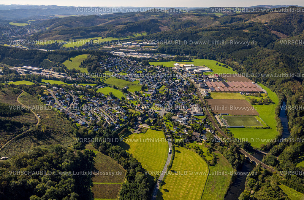 Finnentrop230908512 | Luftbild, Ortsansicht Ortsteil Lenhausen, Feinblech Systeme Metallverarbeitung, Hügellandschaft mit Fernsicht, Lenhausen, Finnentrop, Sauerland, Nordrhein-Westfalen, Deutschland
