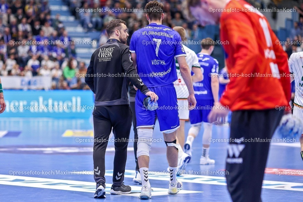 Gum27032501045 | 27.03.2025, Handball, HBL, VfL Gummersbach - HSG Wetzlar, Schwalbe-Arena: Julian Köster (GUM #7) verlässt mit Schmerzen das Spielfeld
