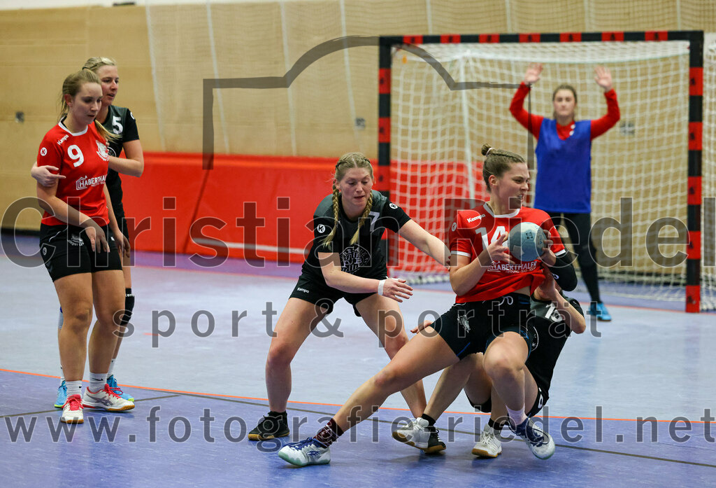 2022-12-04_079_SV_Anzing_gegen_TSV_Uebersee | Anzing, Deutschland, 04.12.2022:
Handball, Bezirksliga 2022 / 2023, 8. Spieltag, SV Anzing gegen TSV Übersee, Endergebnis: 29:24

Veronika Hilz (TSV Übersee, #7), Elena Holzmann (SV Anzing, #14), Sophia Ladner (TSV Übersee, #18)

Foto: Christian Riedel / fotografie-riedel.net