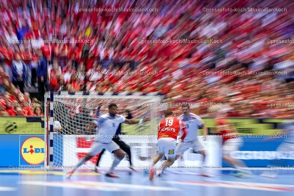 EHF20012602030 | 20.01.2026, Handball, Men's EHF EURO 2026, Dänemark - Portugal, Jyske Bank Boxen in Herning, Dänemark, Preliminary Round: Dynamic Feature of players fighting for the ball on the field.  Mathias Gidsel (Denmark #19) 
