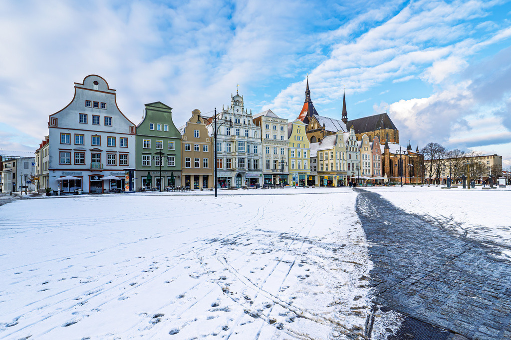 Blick über den Neuen Markt auf Giebelhäuser und die Marienkirche im Winter in der Hansestadt Rostock | Blick über den Neuen Markt auf Giebelhäuser und die Marienkirche im Winter in der Hansestadt Rostock.