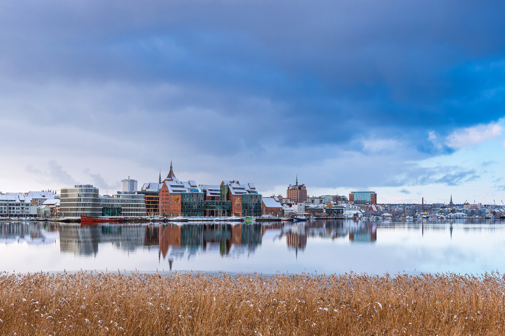 Blick über die Warnow auf die Hansestadt Rostock im Winter | Blick über die Warnow auf die Hansestadt Rostock im Winter.