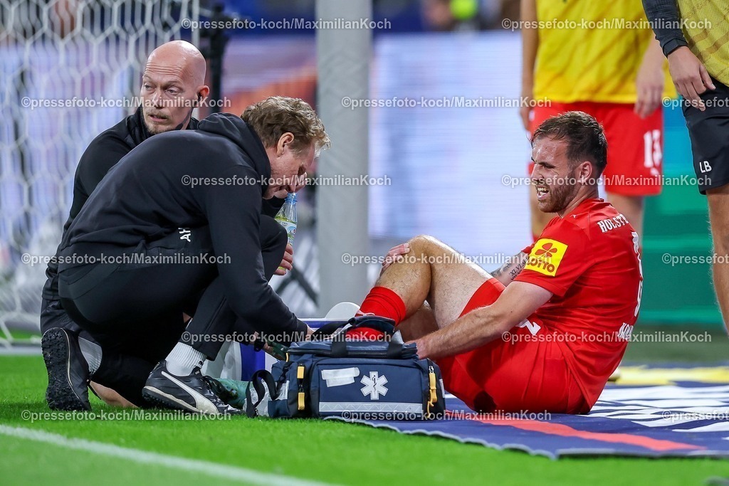S0413092501170 | 13.09.2025, Fußball, FC Schalke 04 - Holstein Kiel, 5.Spieltag, 2. Fußball Bundesliga, Veltins-Arena Gelsenkirchen, Saison 2025 2026: Marco Komenda (Holstein Kiel #03) liegt verletzt mit Schmerzen  auf dem Spielfeld und muss medizinisch behandelt werden Verletzung FußverletzungDFB regulations prohibit any use of photographs as image sequences and or quasi-video.