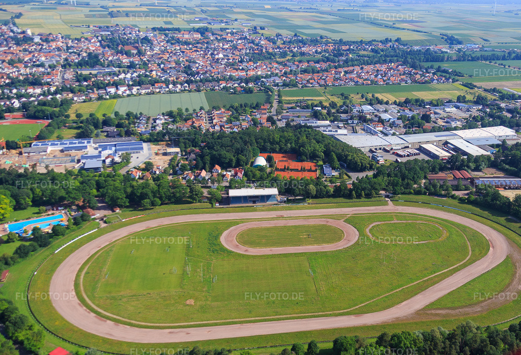Luftbild: Sandbahn-Rennbahn/Speedway der Motorsportvereinigung Herxheim in Herxheim bei Landau im Bundesland Rheinland-Pfalz in Deutschland. Foto: IMG_081020.jpg vom 14.06.2015 durch Werner Riehm/FLY-FOTO.deSPEEDWAY.DE