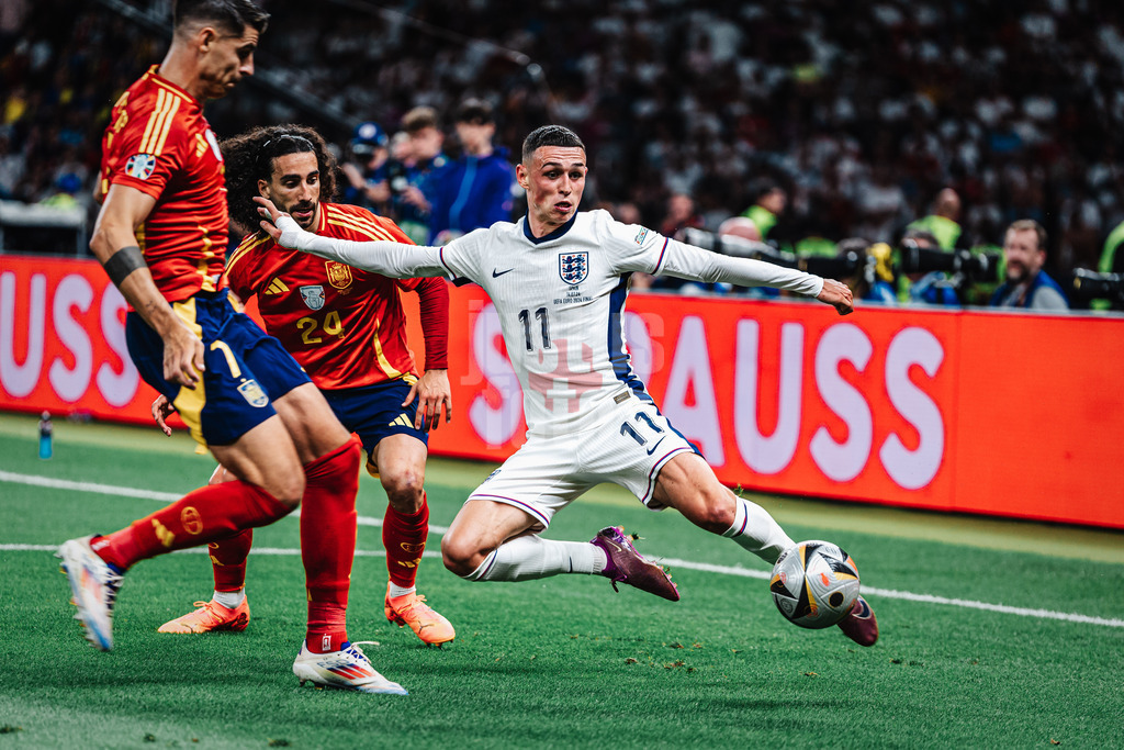 Fußball | Herren | UEFA-Fußball-Europameisterschaft 2024 | Finale | Spanien vs. England | 14.07.2024 | Irgendwie schafft es Phil Foden (#11, England) diesen Ball noch erfolgreich zu passen