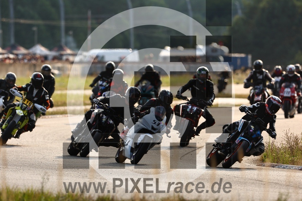 start-20240803_05332 | Schöne Erinnerungen an spannende Momente - das festzuhalten ist unser Job. PIXELrace.de ist seit 2003 auf den Rennstrecken Europas unterwegs um die Action draußen beim Fahren und die wunderbare Stimmung imm Fahrerlager für euch einzufangen.