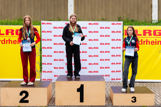DLRG, Wettkampf, Rettungssport, Landesverbandsmeisterschaften 2026 13.06.2026 | Bedburg, Deutschland - June, 13: Siegerehrung der AK13/14 weiblich der Landesverbandsmeisterschaften 2026 im MonteMare Bedburg. Platz 2: Julia Bodenburg (DLRG Bezirk Mönchengladbach), Platz 1: Lisa Telega (DLRG OG Brühl), Platz 3: Inga Lappessen (DLRG Bezirk Mönchengladbach). (Foto: Benedikt Lang (DLRG) - Realisiert mit Pictrs.com