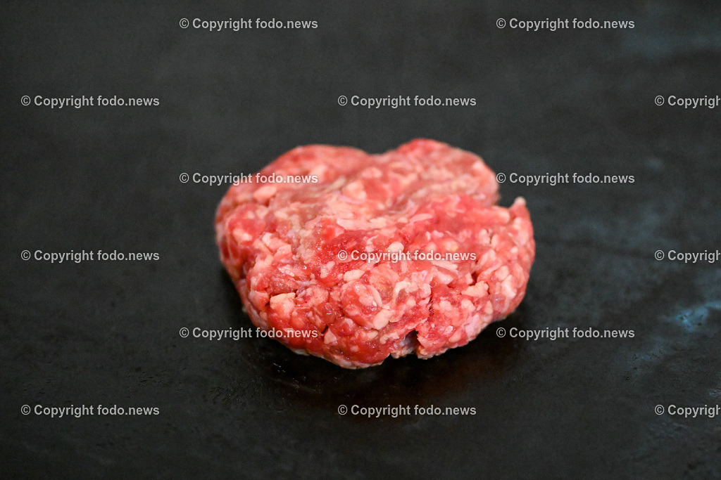 Burger_ Station 183_ 30.03.2023-5 | 30.03.2023, Linz, AUT, Burgerlokal Station 183, im Bild Burger am Grill bei der Zubereitung eines Oklahoma Onion Burger