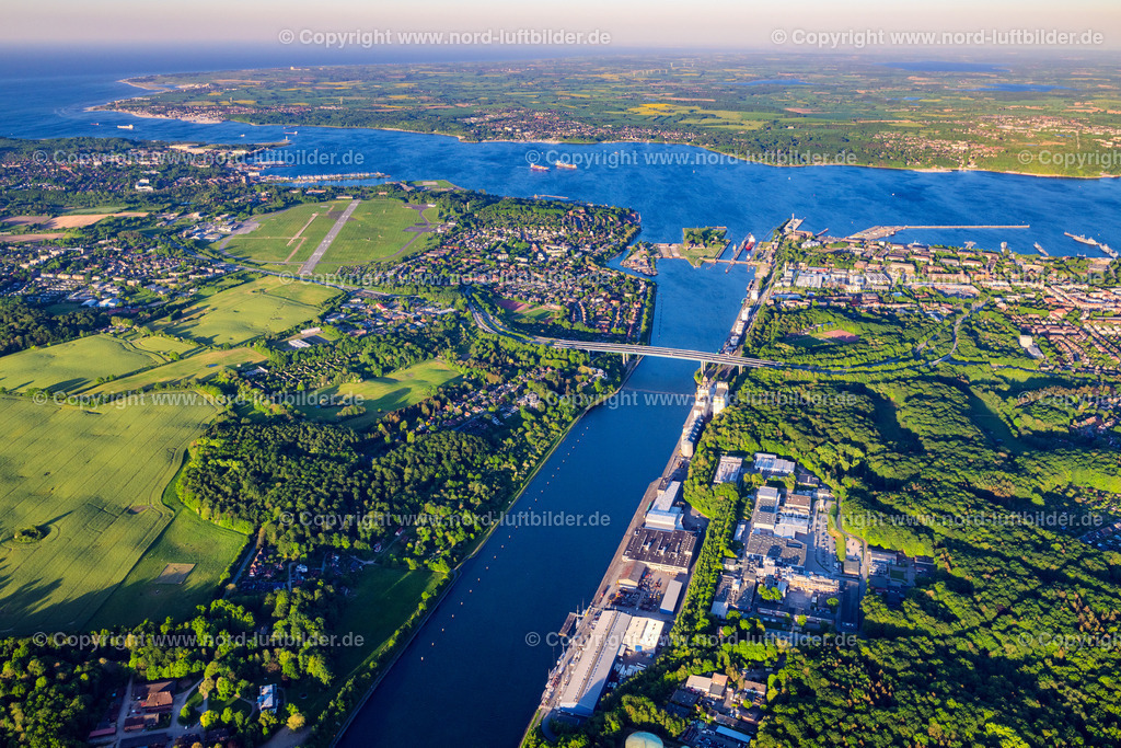 Kiel_Holtenaubrücke_ELS_2306150524 | KIEL 01.05.2024 Hochbrücke über den Nord- Ostsee- Kanal im Verlauf der Bundesstraße B503 Prinz-Heinrich-Straße in Holtenau in Kiel im Bundesland Schleswig-Holstein, Deutschland. // High bridge over the North-Ostian Canal in the course of the federal highway B503 Prinz-Heinrich-Strasse in Holtenau in Kiel in the state Schleswig-Holstein, Germany. Foto: Martin Elsen
