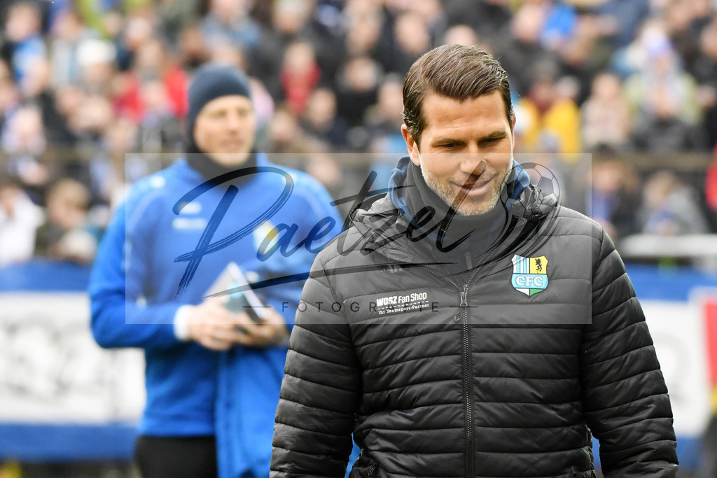 20200201_MEPCHE_0012 | Fußball, Herren: Trainer Patrick Gloeckner (Chemnitzer FC) schaut waehrend des Spiels der 3. Liga zwischen SV Meppen und Chemnitzer FC in der Haensch-Arena am 01.02.2020 in Meppen, Deutschland. DFB / DFL REGULATIONS PROHIBIT ANY USE OF PHOTOGRAPHS AS IMAGE SEQUENCES AND/OR QUASI-VIDEO. - Realisiert mit Pictrs.com