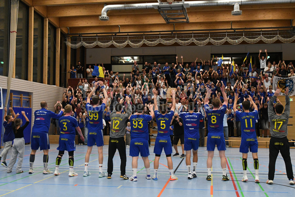 HC Deggendorf : SSG Metten | die Jubelbilder der SSG Spieler mit ihren Fans - Realisiert mit Pictrs.com