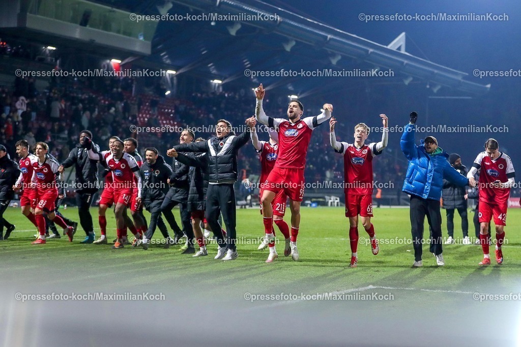 FCVK14022501105 | 14.02.2025, Fußball, FC Viktoria Köln – Alemannia Aachen, 3.Liga, Sportpark Höhenberg, Saison 2024 2025: Abschlussjubel nach dem 3:1 Sieg für Viktoria Köln. Die Mannschaft steht jubelnd zusammen auf dem Spielfeld und bedankt sich bei den Fans für die Unterstützung. rechts: Tobias Eisenhuth (Viktoria Köln #21), Lex-Tyger Lobinger (Viktoria Köln #9), Bryan Henning (Viktoria Köln #6)DFB regulations prohibit any use of photographs as image sequences and or quasi-video.