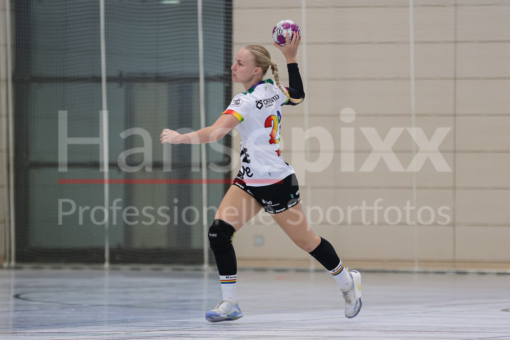 Handball, Testspiel Frauen, VfL Oldenburg - SV Werder Bremen | v.li.: Lotta Röpcke (VfL Oldenburg, 22) am Ball, Spielszene, Aktion, Action