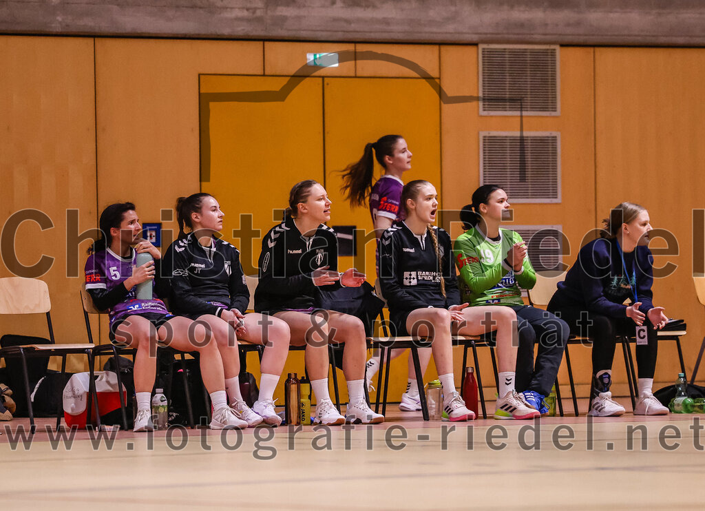 2025-01-11_097_SpVgg_Altenerding_gegen_HF_Scheyern | Erding, Deutschland, 11.01.2025:Handball, Bezirksoberliga Frauen Altbayern 2024 / 2024, 10. Spieltag, SpVgg Altenerding gegen HF Scheyern, Endergebnis: 20:23Julia Kübelsbeck (SpVgg Altenerding, #5), Torfrau Anna-Lena Schmitt (SpVgg Altenerding, #99), Lara Kullmann (SpVgg Altenerding, #16)Foto: Christian Riedel / fotografie-riedel.net