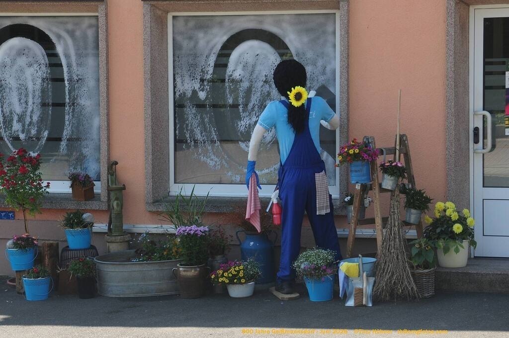 Geißmannsdorf-2026-Ortsbilder-005 | Geißmannsdorf bei Bischofswerda im Sommer 2026. Ein fotografischer Streifzug durch das Dorf Geißmannsdorf, mit Gebäuden, Straßen, Strohpuppen und geschmückten Vorgärten und Grundstücken anlässlich der 800-Jahr-Feier von Geißmannsdorf im Juni 2026 - Realisiert mit Pictrs.com