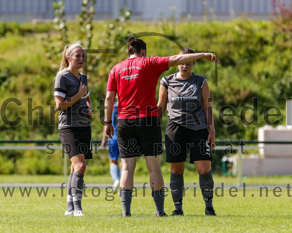 2023-09-09_034_FC_Langengeisling_gegen_TV_1864_Altoetting | Erding, Deutschland, 09.09.2023:
Fußball, Bezirksoberliga 2023 / 2024, 2. Spieltag, FC Langengeisling gegen TV 1864 Altötting, Endergebnis: 2:3

Sandra Utzschmid (TV 1864 Altötting, #17), Trainer Birgit Wimmer (TV 1864 Altötting), Katharina Schmidinger (TV 1864 Altötting, #5)

Foto: Christian Riedel / fotografie-riedel.net