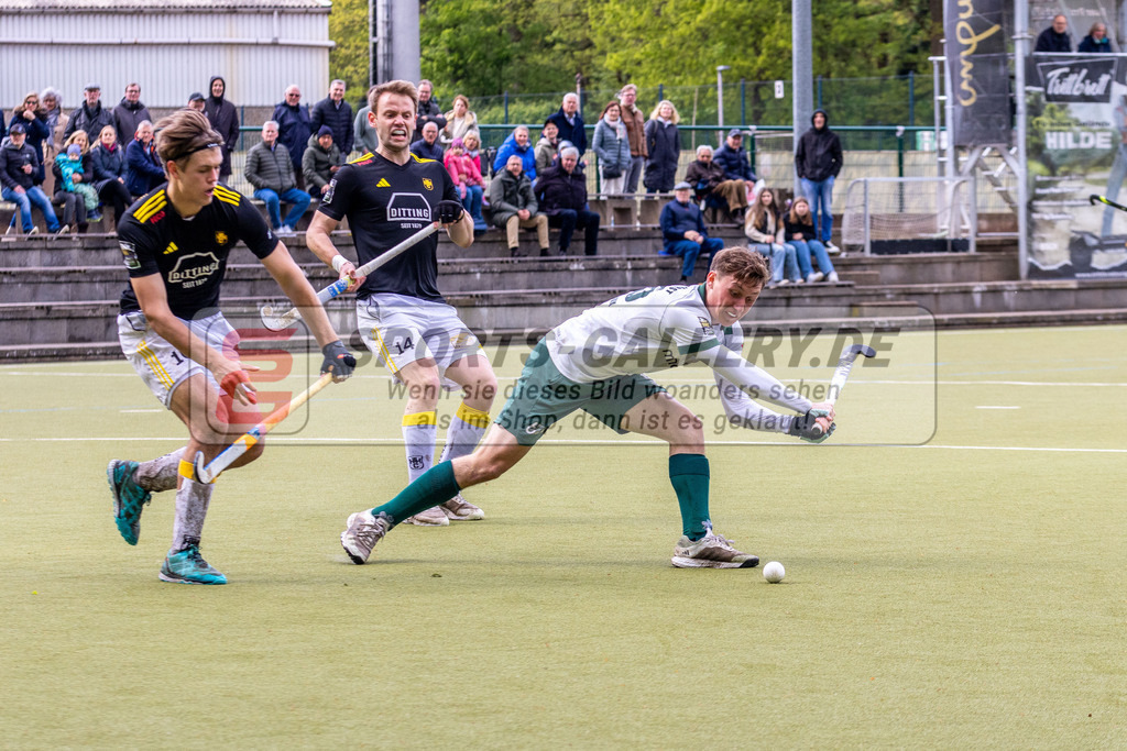 MJ_M_UHTC-HTHC_21.04.2024-21 | Jannik Enaux (Uhlenhorst Mülheim #15), Paul Glander (Harvestehuder THC #10) &amp; Tom Schneider (Harvestehuder THC #14), Uhlenhorst Mülheim - Harvestehuder THC am 21.4.2024 im Waldstadion, Mülheim a. d. Ruhr