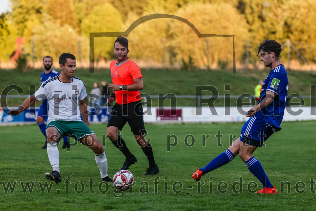 2023-08-01_113_FC_Schwaig_gegen_FC_Deisenhofen | Oberding, Deutschland, 01.08.2023:
Fußball, Toto-Pokal 2023 / 2024, 1. Spieltag, FC Schwaig gegen FC Deisenhofen, Endergebnis: 2:3

Vincent Sommer (FC Schwaig, #10), Valentin Köber (FC Deisenhofen, #27)

Foto: Christian Riedel / fotografie-riedel.net