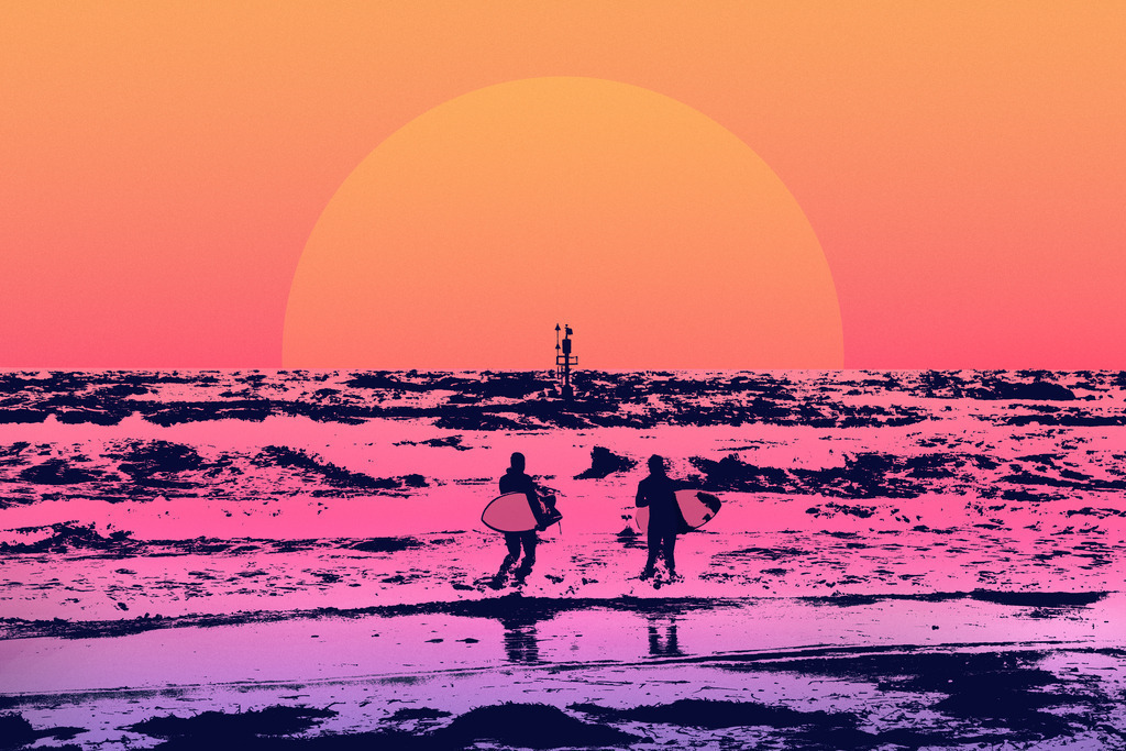 Photoart: Surfer betrachten Sonnenaufgang am Meer | Dieses Wandbild im Querformat zeigt die künstlerische Interpretation des Sonnenaufgangs am Strand in Damp. Im flachen Wasser stehen zwei Surfer am Strand die in Richtung aufgehende Sonne blicken. Das Wandbild ist leicht gekörnt und in wohnlich warmen Farben gehalten. Es ist auf dreihundert Exemplare limitiert. Somit erhalten Sie ein exklusives Kunstwerk der Ostseeregion. - Realisiert mit Pictrs.com