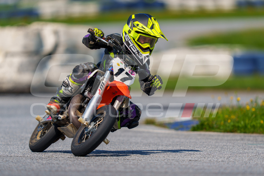 G-Cup + Supermoto Staatsmeisterschaft + Hungarian Supermoto Championship | GRIPcapture steht für authentische Sportfotografie in Österreich – für Momente, die mehr sind als Geschwindigkeit oder Ergebnis. Es geht um Emotion, Spannung, Fokus und den Augenblick, der oft nur einen Wimpernschlag dauert.Ob Motorsport, Teamsport oder 