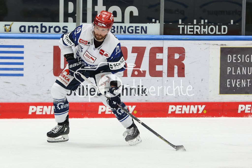 Augsburger Panther - Schwenninger Wild Wings | Benjamin MARSHALL (SERC #54) am Puck / Freisteller / Einzelfoto