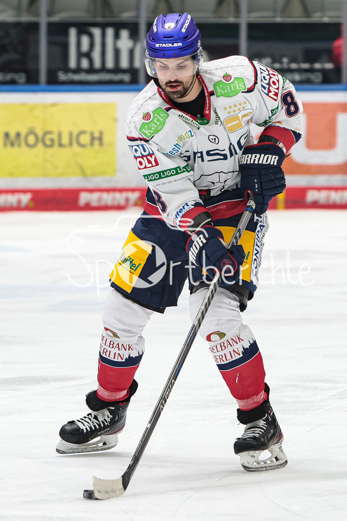 Augsburger Panther - Eisbaeren Berlin | Marco NOWAK (EBB #8) am Puck