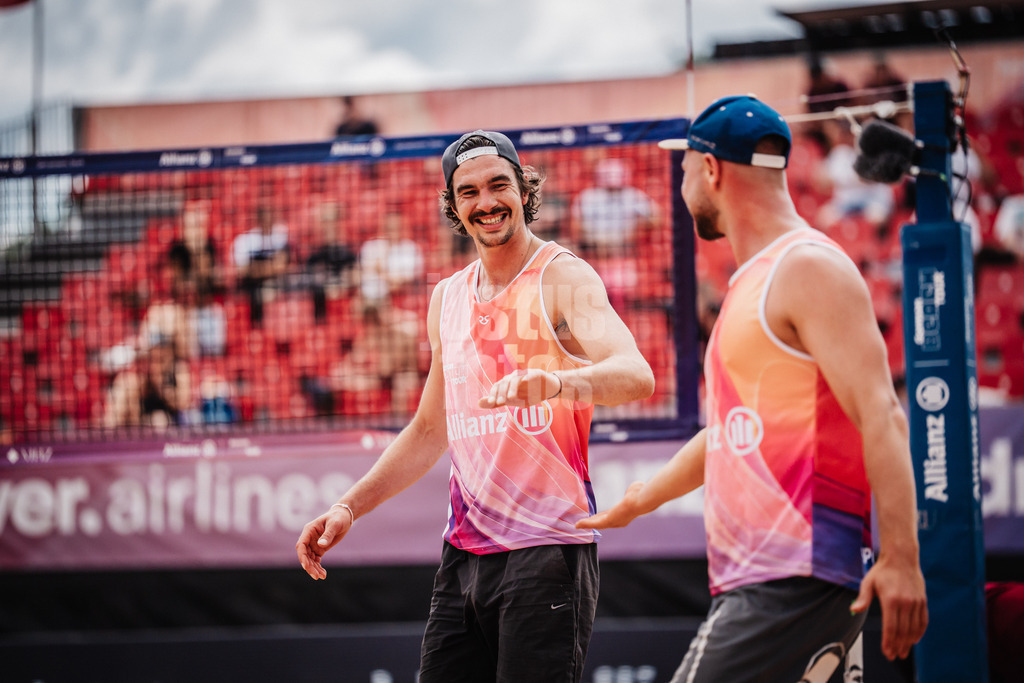 Beachvolleyball | Männer | Allianz German Beach Tour 2025 | Tourstop München | 10.07.2025 | v.l. Jannik Kühlborn und Sebastian Burgis