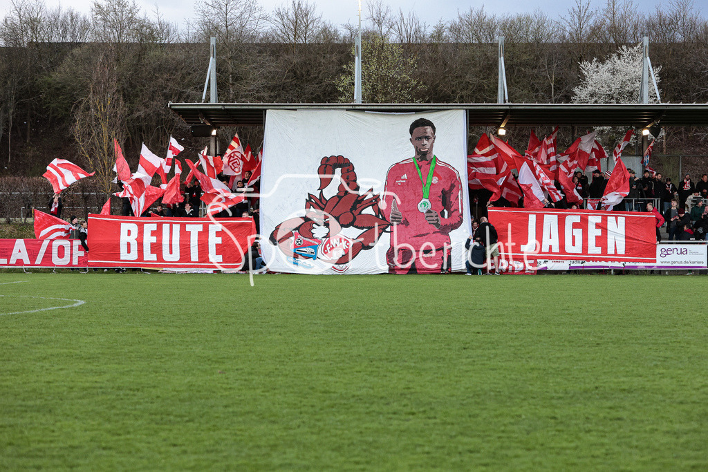 SV Heimstetten - FC Bayern Amateure | die Fans der Amateure zeigen vor Anpfiff eine Choreografie / SpVgg Unterhaching / Wuerzburger Kickers