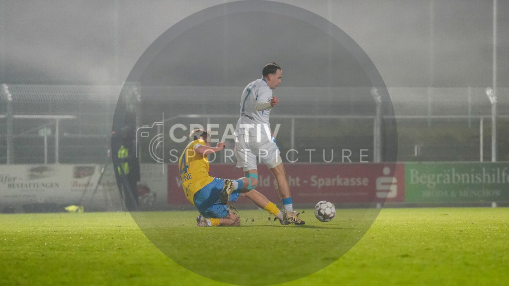 Fußball, Herren, Saison 2025/2026, Regionalliga Nordost, 15. Spieltag, FSV 63 Luckenwalde vs. Hertha BSC II, Freitag 07.11.2025, Werner-Seelenbinder-Stadion Luckenwalde, | Fußball, Herren, Saison 2025/2026, Regionalliga Nordost, 15. Spieltag, FSV 63 Luckenwalde vs. Hertha BSC II, Freitag 07.11.2025, Werner-Seelenbinder-Stadion Luckenwalde, Im Bild: Sofiene Jannene (l. Luckenwalde) und Joel Richter (r. Hertha) - Realisiert mit Pictrs.com