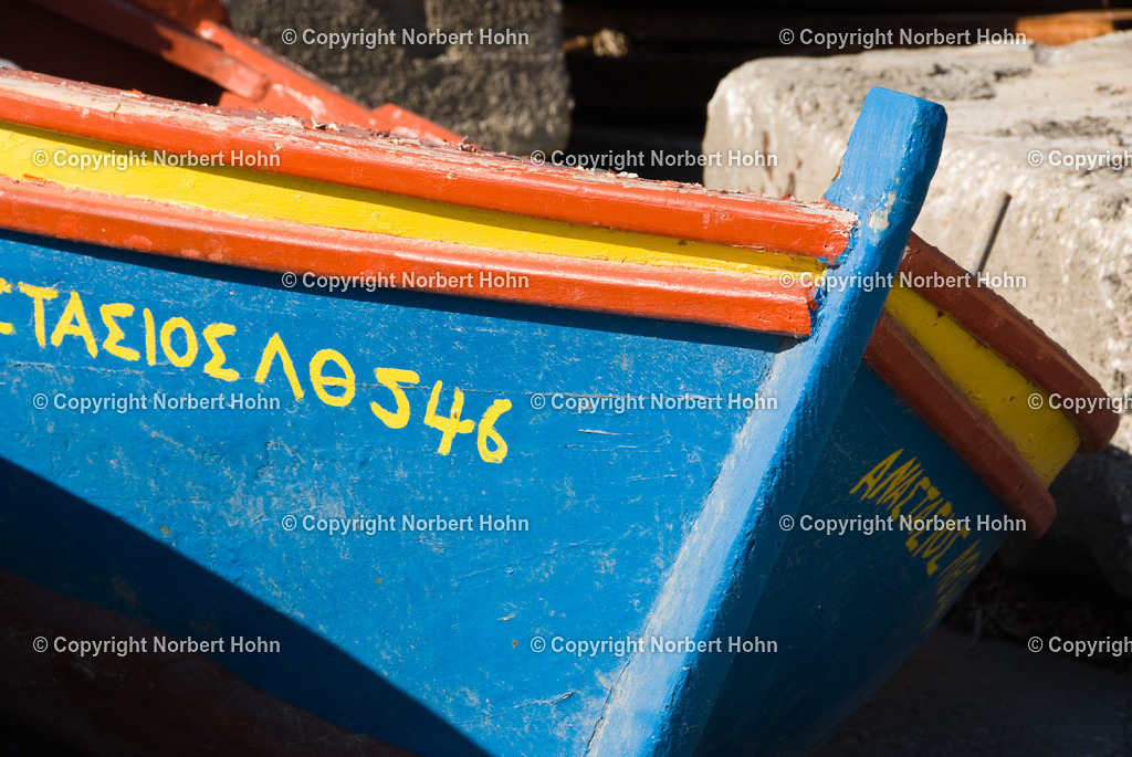 Reisefotografie - Griechenland - Santorini | Fischerkaikis im Hafen von Pori auf der griechischen Insel Santorini. - Realisiert mit Pictrs.com