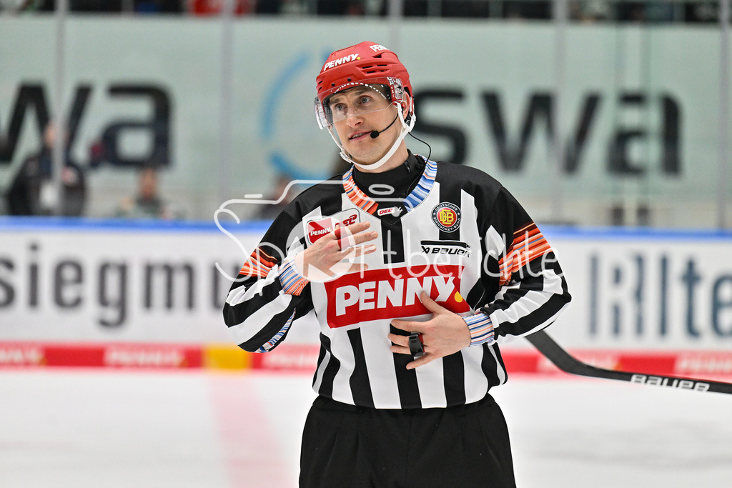 Augsburger Panther - Adler Mannheim | Im Bild ein Schiedsrichter / Sondertrikot / DEL / Klimawoche / Nachhaltigkeit / DEL: Augsburger Panther - Adler Mannheim, Curt Frenzel Stadion am 16.02.2025