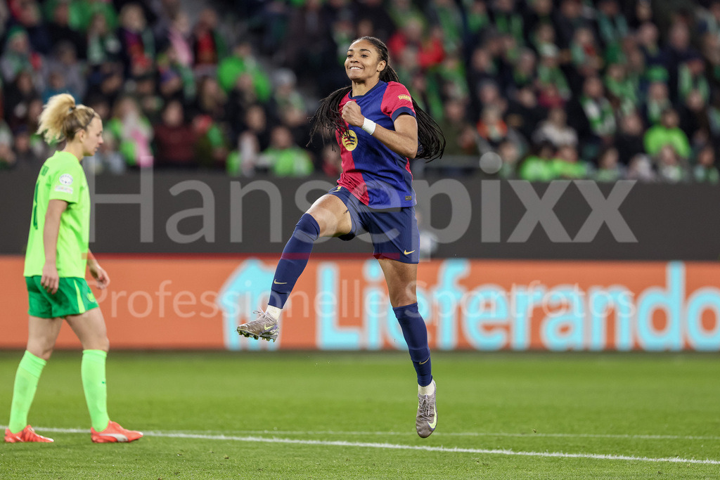 Fussball, UEFA Womens Champions League, VfL Wolfsburg - FC Barcelona | v.li.: Torschützin Salma Paralluelo (FC Barcelona, 7) mit Torjubel, Jubel, jubeln, jubelt, optimistisch, Spielszene, Highlight, Freude über das Tor zum 0:3