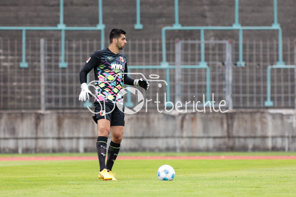 FC Augsburg - TSV Schwaben Augsburg | am BAll Nejijko LABROVIC (FCA #22) / Freisteller / Einzelfoto