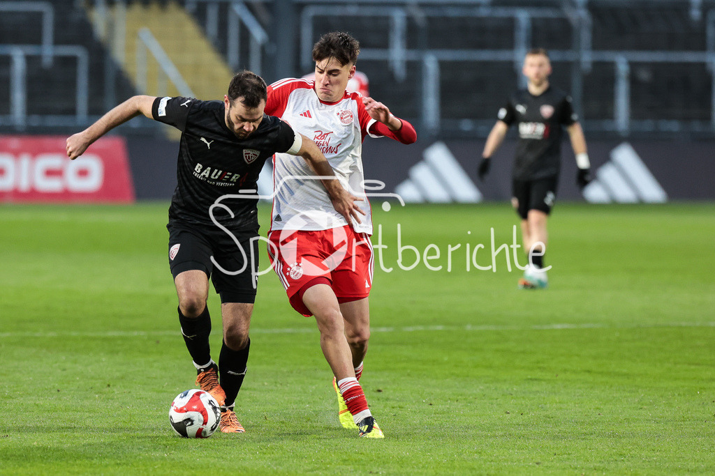 FC Bayern Amateure - TSV Buchbach | im Duell  Philipp WALTER (TSV #6) und Javier FERNANDEZ GONZALEZ (FCB #37) / Zweikampf