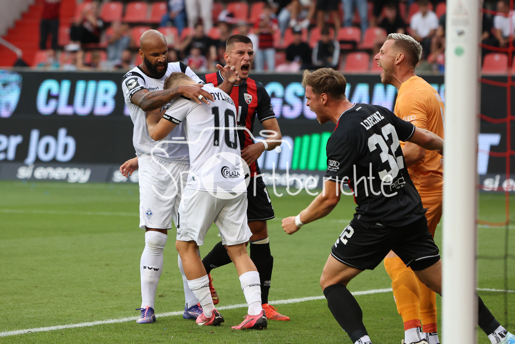 FC Ingolstadt - SV Waldhof Mannheim | Terrence BOYD (Waldhof #13) muss Martin KOBYLANSKI (Waldhof #10) nach seinem verschossenen Elfmeter troesten / Marius FUNK (FCI #1) freut sich hingegen