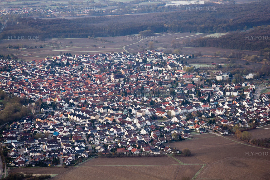 Luftbild: Ortsansicht von Nordosten in Hagenbach im Bundesland Rheinland-Pfalz in Deutschland. Foto: IMG_25443.jpg vom 02.04.2010 durch Werner Riehm/FLY-FOTO.de