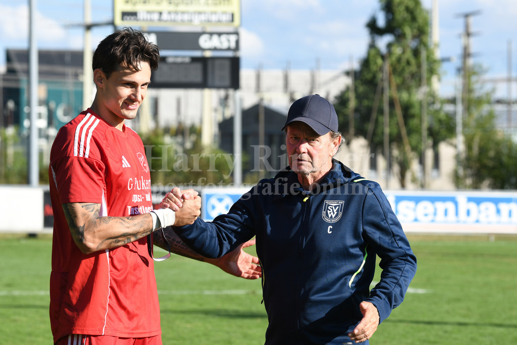 TSV Seebach : SV Wenzenbach | Seebachs KJapitän Sandro Nickl (TSV Seebach #19) und Wnzenbach Coach Sepp Schuderer - Realisiert mit Pictrs.com