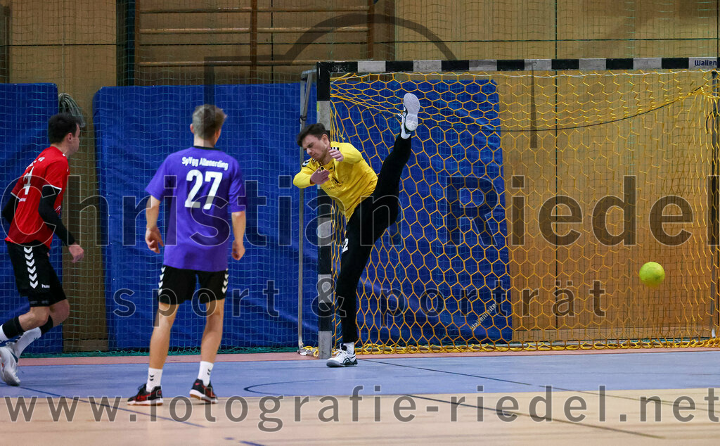 2022-11-12_051_SpVgg_Altenerding_III_gegen_TV_Altoetting_II | Erding, Deutschland, 12.11.2022:
Handball, Bezirksklasse Männer 2022 / 2023, 4. Spieltag, SpVgg Altenerding III gegen TV Altötting II, Endergebnis: 32:25

Florian Roland Schalk (TV Altötting, #24), Luca Niklas Hoehl (SpVgg Altenerding, #27), Manuel Fußer (SpVgg Altenerding, #12)

Foto: Christian Riedel / fotografie-riedel.net