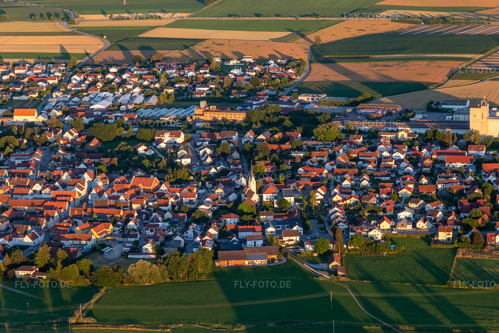 Luftbild: Ortsansicht aus Nordwesten in Geiselhöring im Bundesland Bayern in Deutschland. Foto: IMG_133356.jpg vom 03.07.2022 durch Werner Riehm/FLY-FOTO.deStadt Geiselhöring
